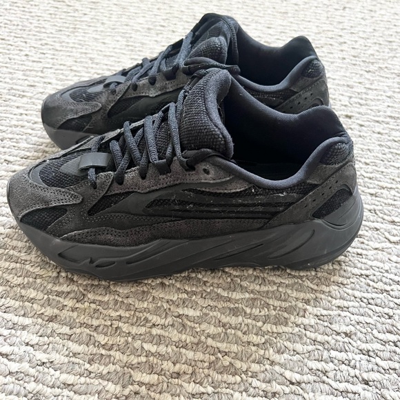 Size 5.5 - adidas Yeezy Boost 700 V2 Vanta - Picture 2 of 6